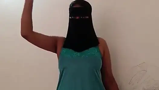 Istri panas melepas bikni