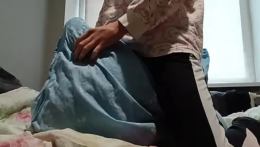 Gadis super kurus lagi asik ngusap memeknya di atas bantal sampai muncrat cepat supaya orang tuanya nggak kepergok lagi ngentot memeknya