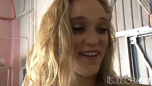 Maya divine schließt sich dem vollbusigen blonden video an (von mama verführt)