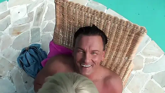 Açık Havada Sarışın Çifte Penetrasyon Havuz Başı Tutkusu