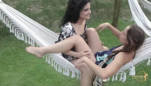 Blondine und brünette lecken und riechen zehen und sohlen in der sexy fussanbetung