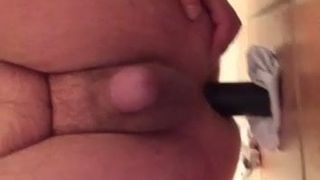 Sissy fickt seinen Arsch und seinen kleinen Penis