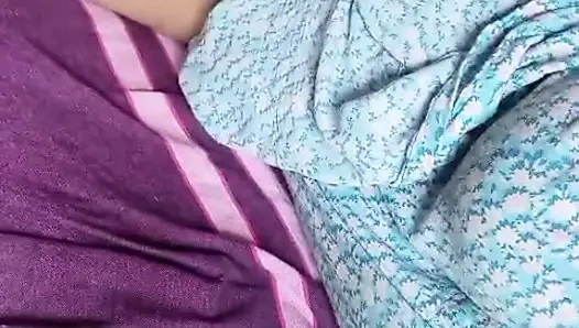 Aktris Sri Lanka Anne lagi asik mainin memek dan toket besar alaminya di malam hari