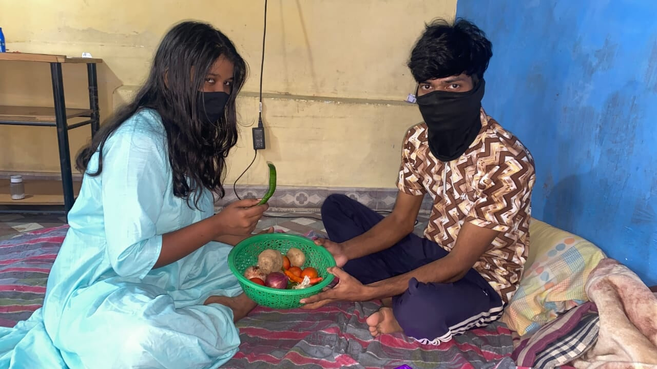 Sabji vechne Waali ko khule bazaar mein hi chod diya