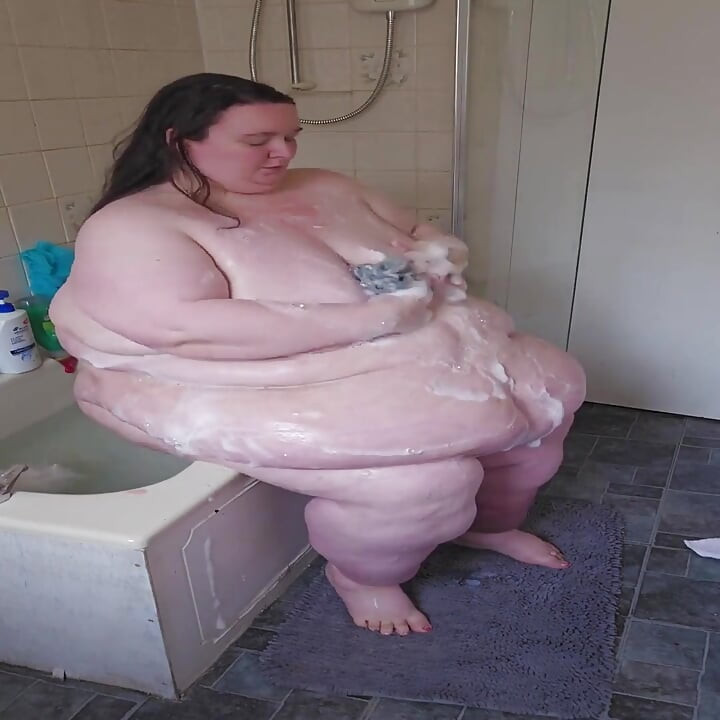 SSBBW bohyně se koupe na straně vany