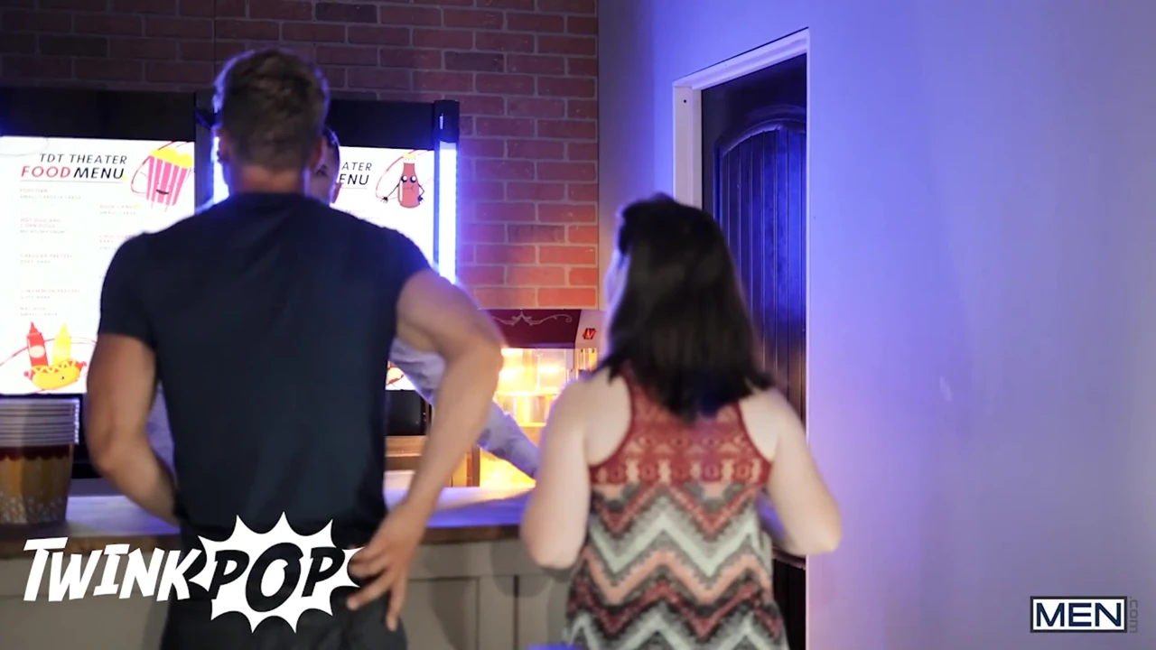 Joey Mills ve Felix Fox sevgilisiyle sinemaya gidiyor ama sonunda birlikte sikiliyorlar - twink pop