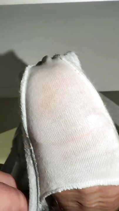 她把湿透的内裤留给我，还温柔地请求我射满它