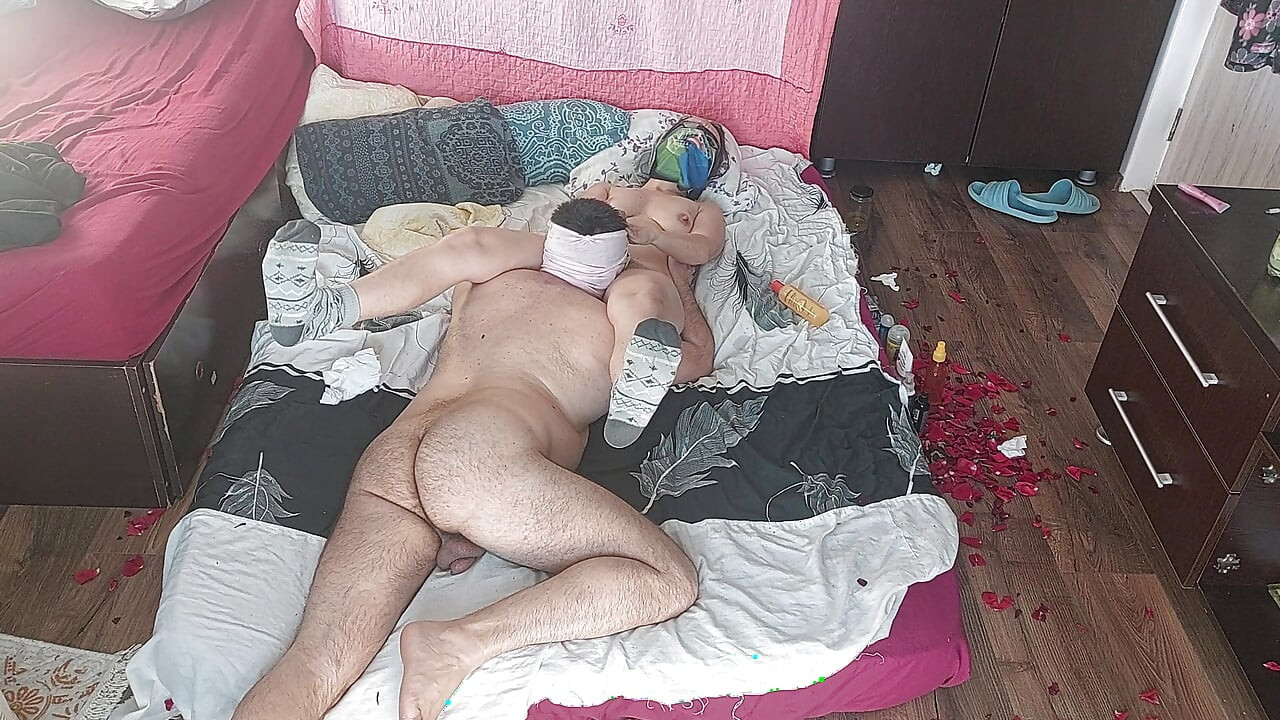 My amateur wife gives me a handjob until I cum. Lick the wife's juicy pussy until orgasm. Hot sex amateur couple.