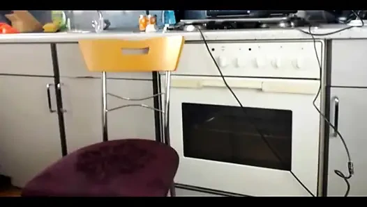 Смотри, как я трясу своей обнаженной попкой и отгоняю тебя с желанием