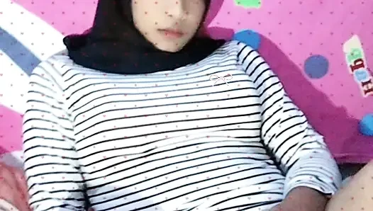 Hijab, çıplak olmak isteyen güzel bir kızdır