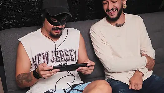 Трахаю сводную сестренку моего лучшего друга, пока он играет на Switch 2