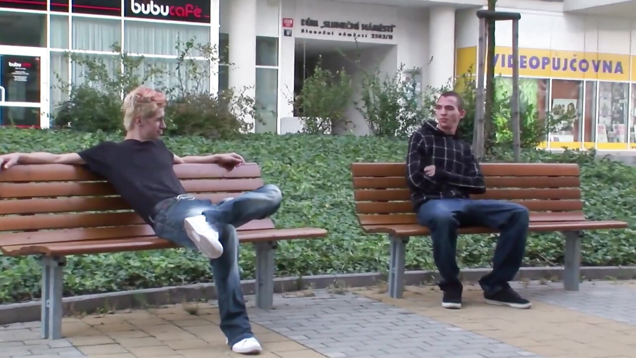 Exclusieve video zonder condoom: hete blondine met strakke kont komt klaar na anale neukpartij