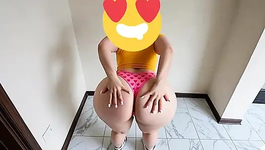 Cewek pantat montok ini lagi goyangin pantat bahenolnya