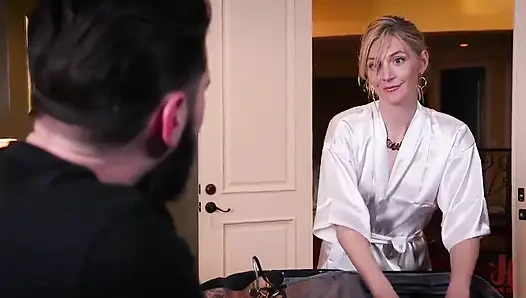 Kurumsal anal fahişe küçük üvey kız kardeşinin amını satıyor