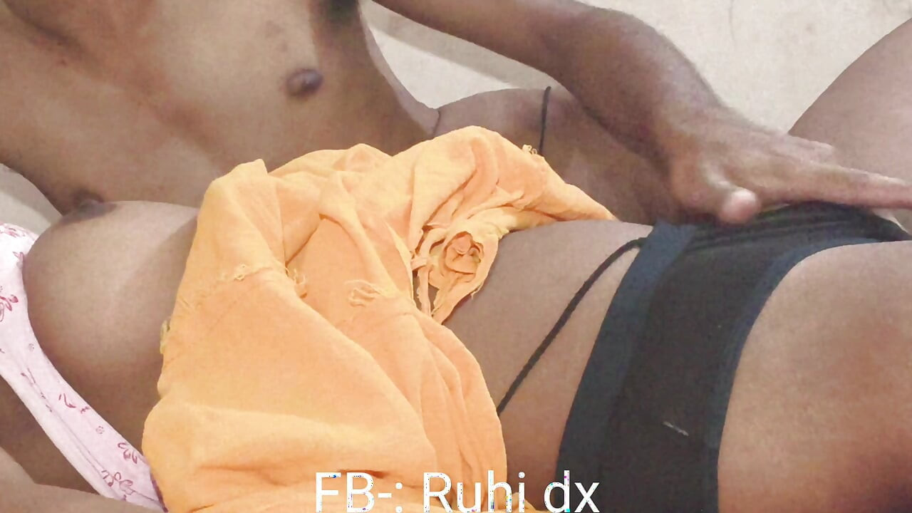 Kapde badalte waqt apni bahen ko dekha aur usne bula ke sex kiya