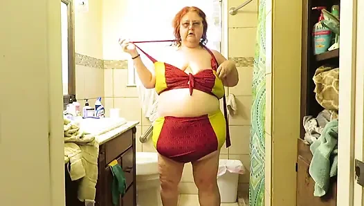 Ateşli terli ıslak naighty hemşire Vicki arabasını yıkadıktan sonra mayoyla soyunuyor!