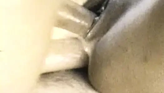 Azgın esmer orta yaşlı seksi kadın kıllı amını parmaklıyor