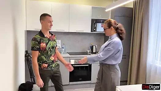 Studentin fickte eine vollbusige wohnungsbesitzerin und ihre stieftochter