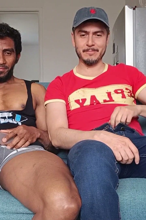 Beste Vrienden Trekken Zich Af Bij Het Kijken Naar Porno