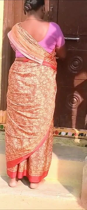 Aunty showing asses