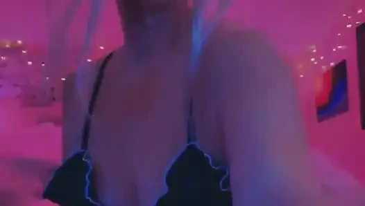 Cium aku, sentuh aku, makan aku