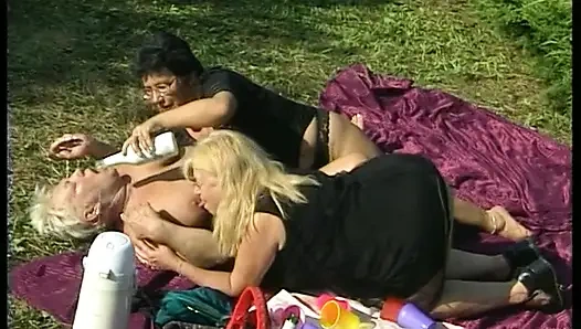 Tiga tante semok lagi asik fingering memek satu sama lain di luar ruangan