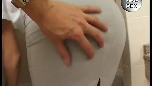 Cewek cantik toket besar lagi asik muasin memek be basahnya di kamar mandi