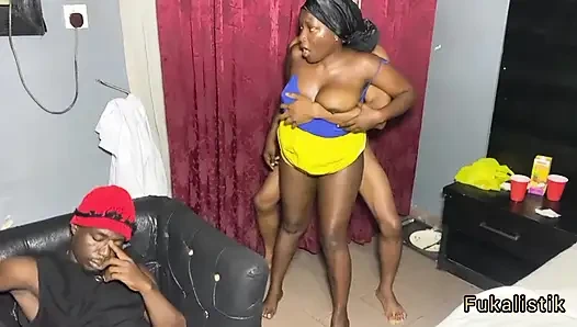Istri semok kulit hitam lagi asik ngentot kontol besar yang lengket