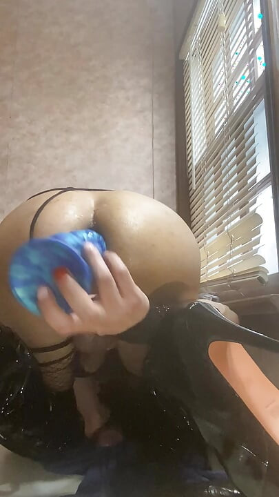 Gotik kadın kılıklı travesti sürtük sert göt deliğini sikiyor ve genişletiyor
