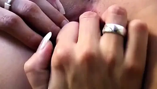 Wanita dewasa rambut pirang lagi asik nyepong kontol dan ngentot memek beceknya pakai dildo