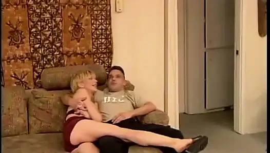 Blondes schätzchen und zwei bi-typen lutschen und ficken auf dem sofa