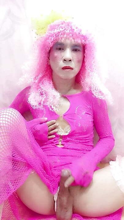 Oanh Le transgender mengenakan gaun seksi untuk mengambil selfie