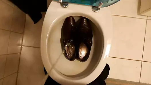 karısının kahverengi tokalı ayakkabı işemek