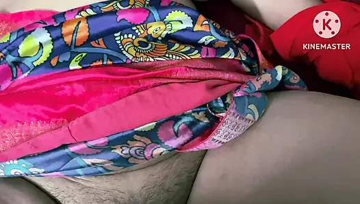 Omg! Seorang wanita muda sendirian di rumah saat suaminya pergi dan melihat apa yang terjadi selanjutnya