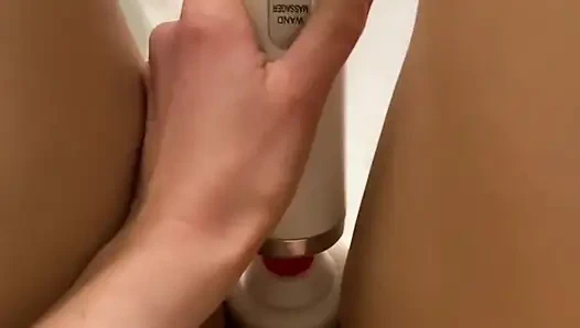 Крошечная Nicole обожает трахаться с игрушкой. Выбор мастурбации сладкой киски