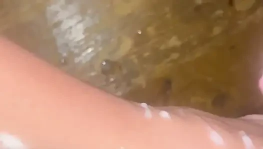 Crot di kaki istriku saat dia masturbasi