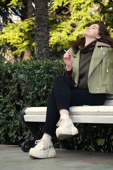 Ung brunette tager en rolig spadseretur med Allwhite 120mm cigaret