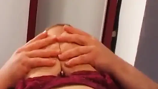 Грудастая горничная из Германии трахает пальцами ее очко