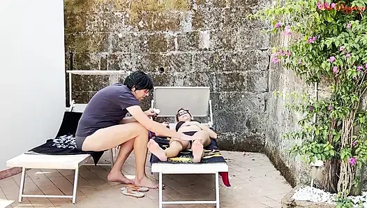 Hevesli üvey anne tatilde bakire adamı kışkırtmak için heyecanlanıyor