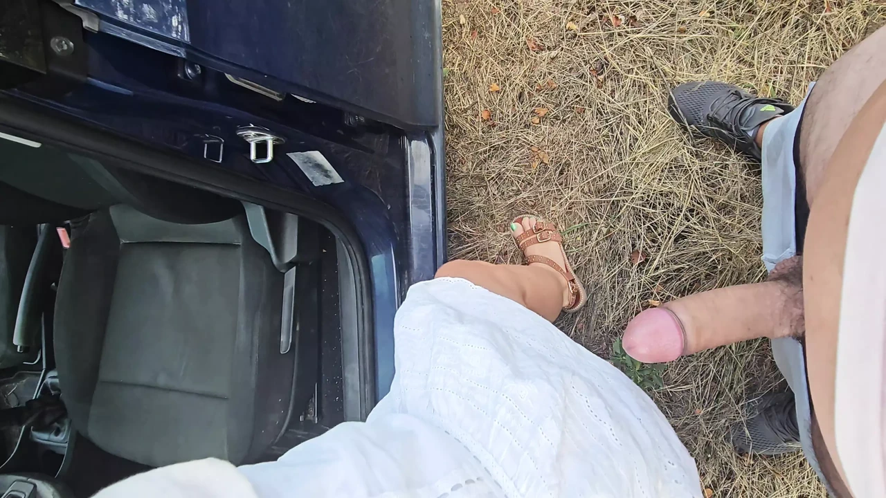 我刚刚让我的老板在公共场合张开我的双腿。你不想错过它。