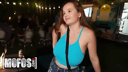 Mofos - yığılmış genç kırmızı Eviee koca yaraklı burrito kamyon işçisiyle erkek arkadaşını aldatıyor ve göğüslerine büyük bir döl alıyor