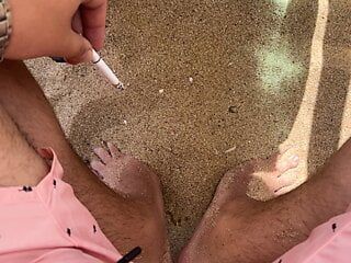 Piscia in pantaloni sulla spiaggia