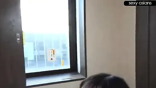 Половина внутри, половина снаружи экшн с выявлением лица без цензуры и интимная камера с точки зрения