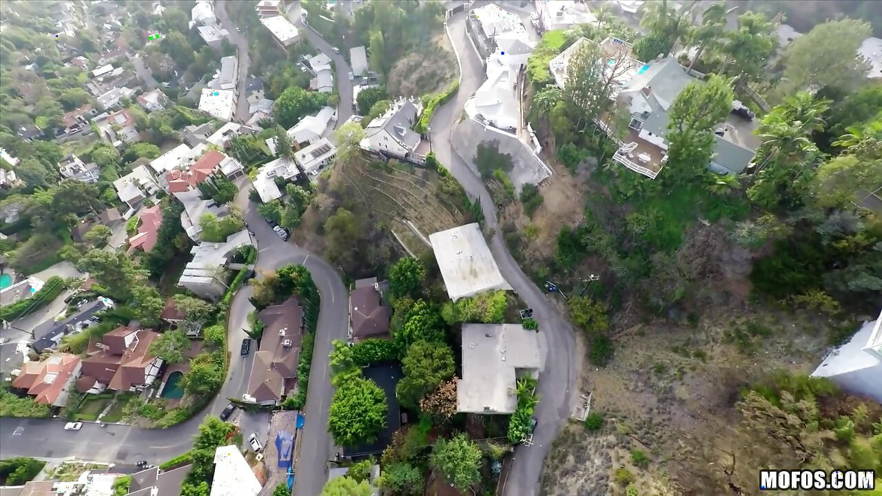 Mofos - la morena tetona Rachele Richey y Gavin se ponen traviesas al aire libre - película por drone
