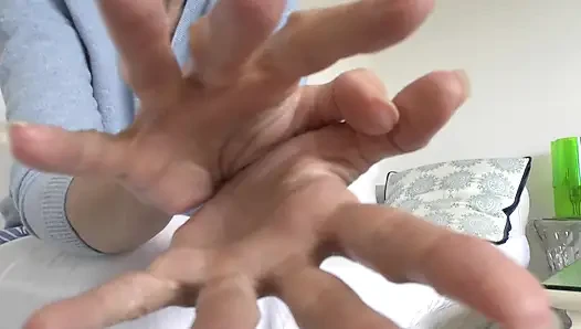 Элегантные летние руки и длинные ногти на пальцах, представленные леди Викторией Valente