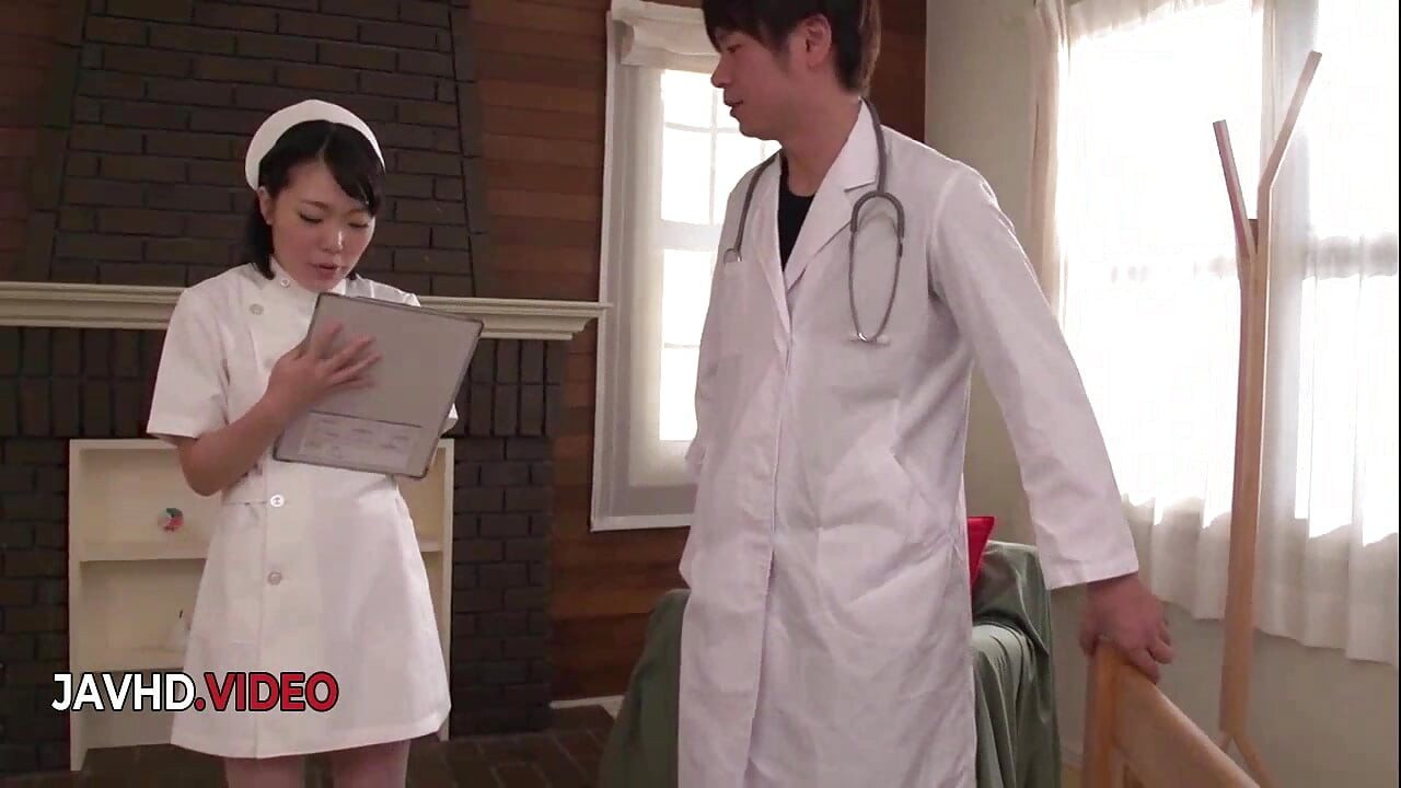 Perawat Jepang ui kinari memberikan blowjob yang penuh gairah di pertemuan yang beruap