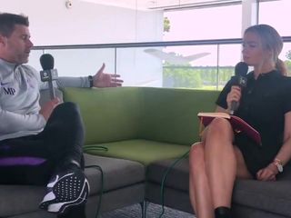 Laura Woods mostra pernas sensuais em entrevista