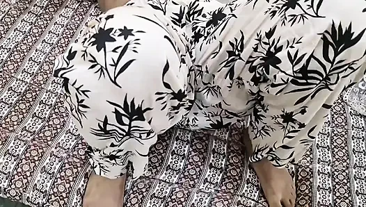 Desi Indian Chachi Batija – Hindi-Audio