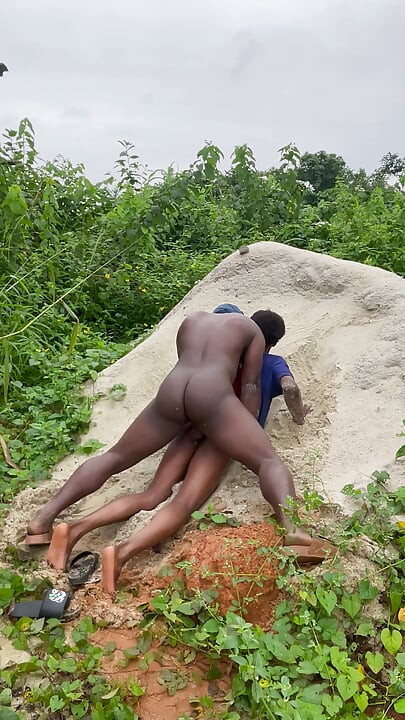 İki büyük Afrikalı baba açık havada genç bir ikizle sikişiyor
