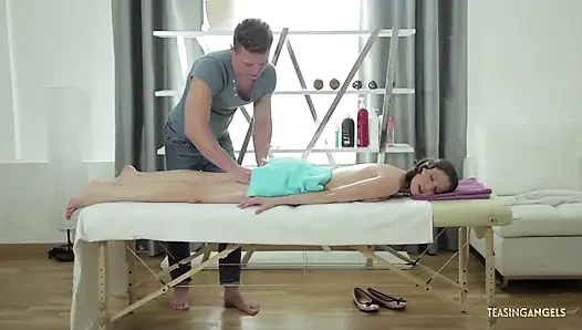 Gadis remaja manis rambut cokelat memeknya dipijat dan dientot habis-habisan